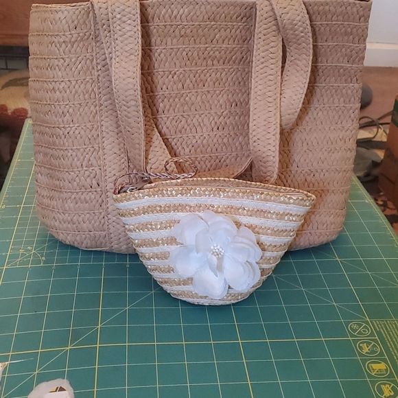 DRAPER JAMES staw tote with matching wristlet - Picture 2 of 5